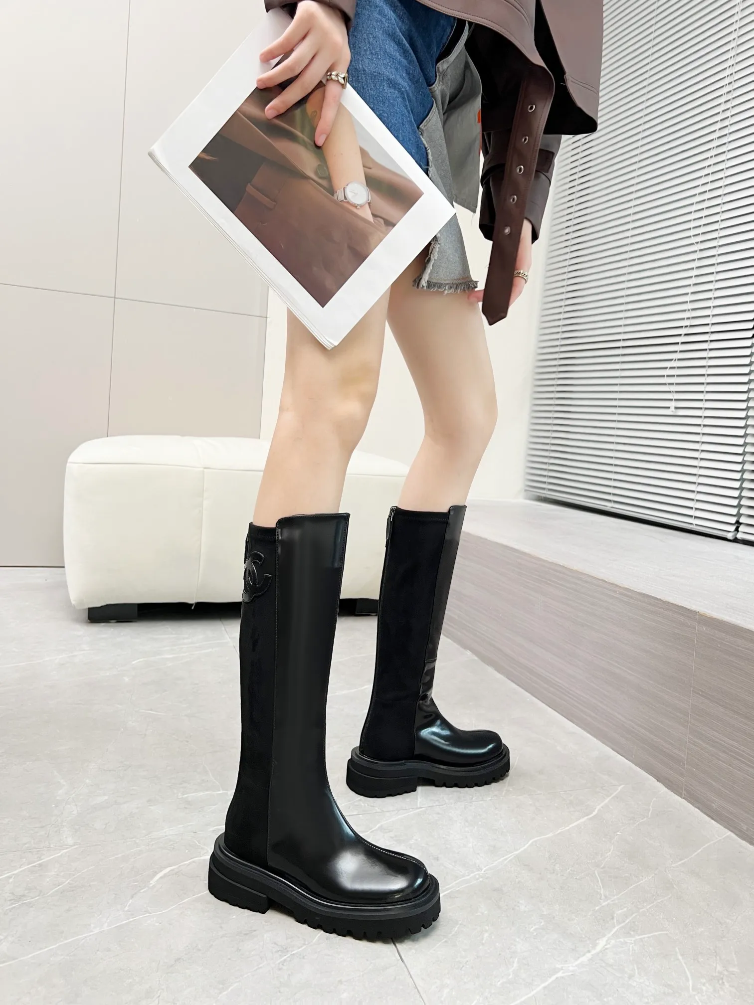 👟👟Ex-factory price 720👟👟 CHANEL* new autumn and winter style. These letter knight boots are really a representative of handsome fashion. The double C electro-embroidered logo on the boot tube is low-key yet luxurious! Simple, fashionable, individual and grand! The natural and smooth beauty has a beauty that amazes the time. You should also show off your long legs in winter ~ Upper: calfskin/open edge beads Inner: sheepskin lining Size: 35-41​